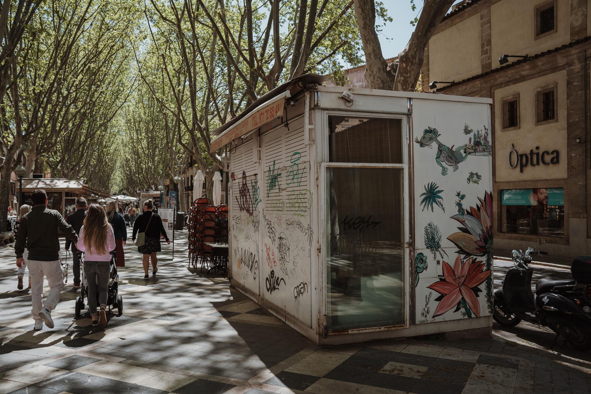 Los grafiteros se ceban con las casetas de las floristas de la Rambla