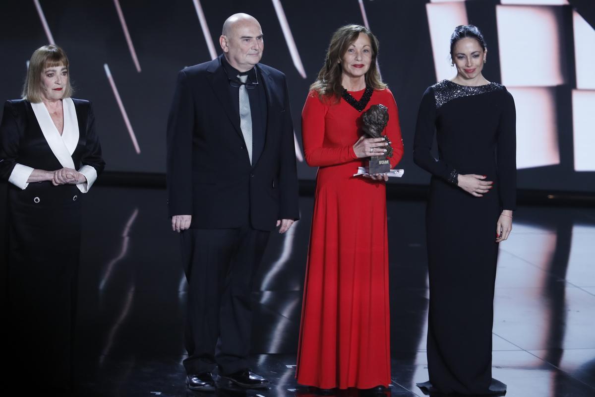 SEVILLA 11/02/2023.- La actriz Eulalia Ramón (2-d), viuda del director fallecido ayer Carlos Saura, y sus hijos Antonio (2-i) y Ana (d) recogen el Goya de Honor durante la gala de la XXXVII edición de los Premios Goya, que se celebra este sábado en el Palacio de Congresos y Exposiciones FIBES de Sevilla. EFE/Jose Manuel Vidal