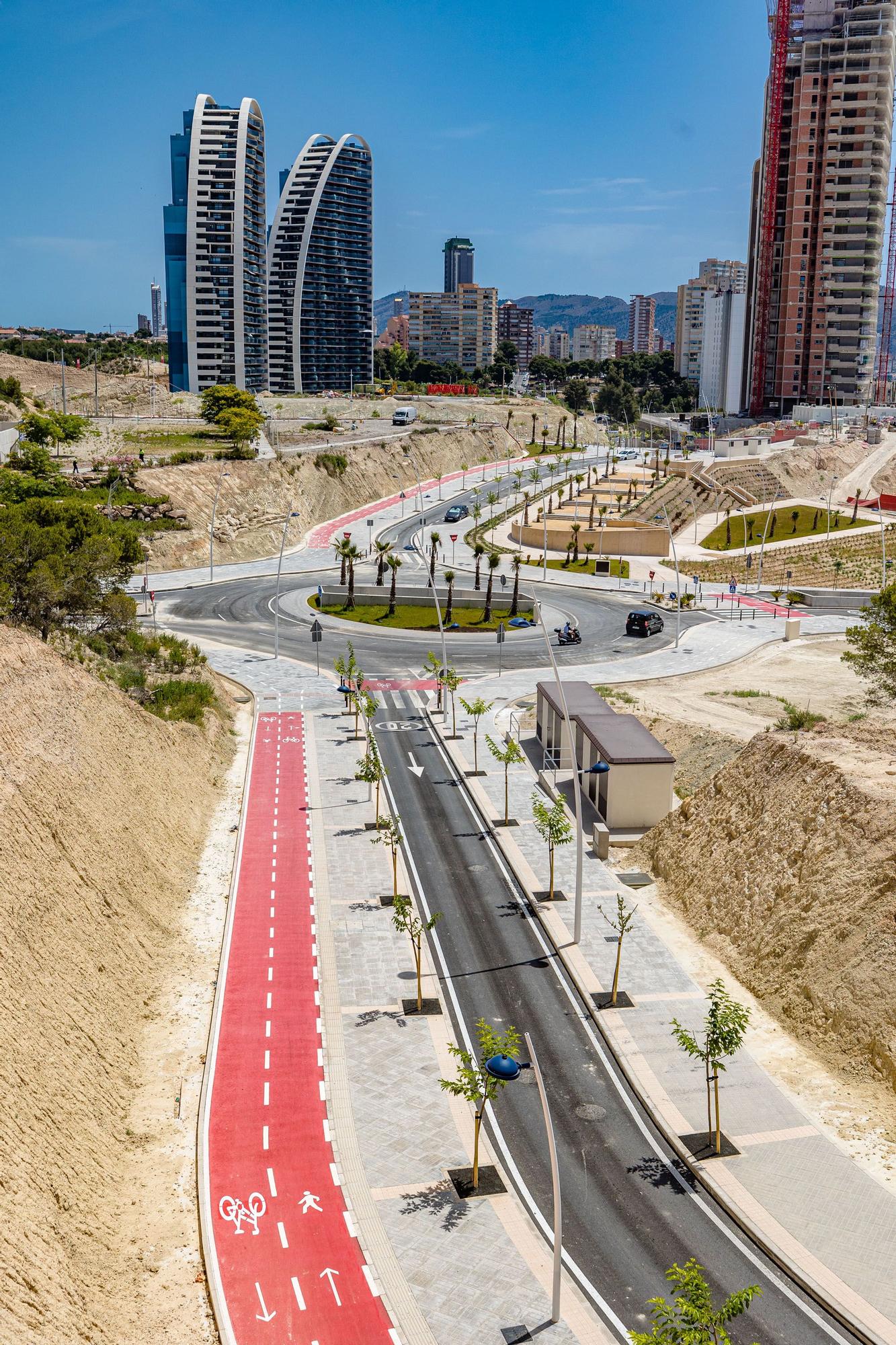 Los nuevos viales del sector 2/1 se abren este lunes al tráfico tras más de un año de obras de urbanización | La prolongación de tres avenidas permite conectar la zona norte de la avenida Vicente Pérez Devesa con la zona sur de Armada Española