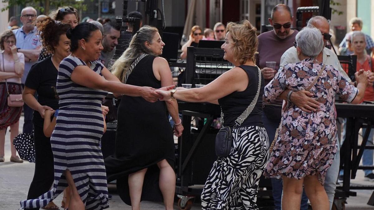 Gente bailando en unas fiestas de barrio en A Coruña