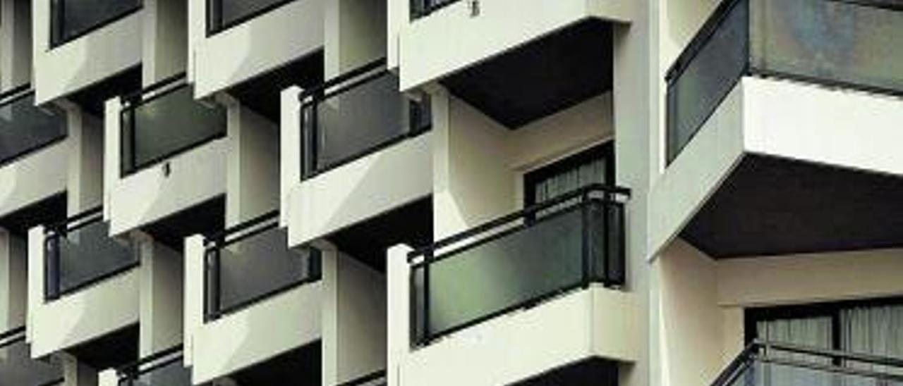 Los balcones, vacíos, de un hotel cerrado en el sur de Tenerife.