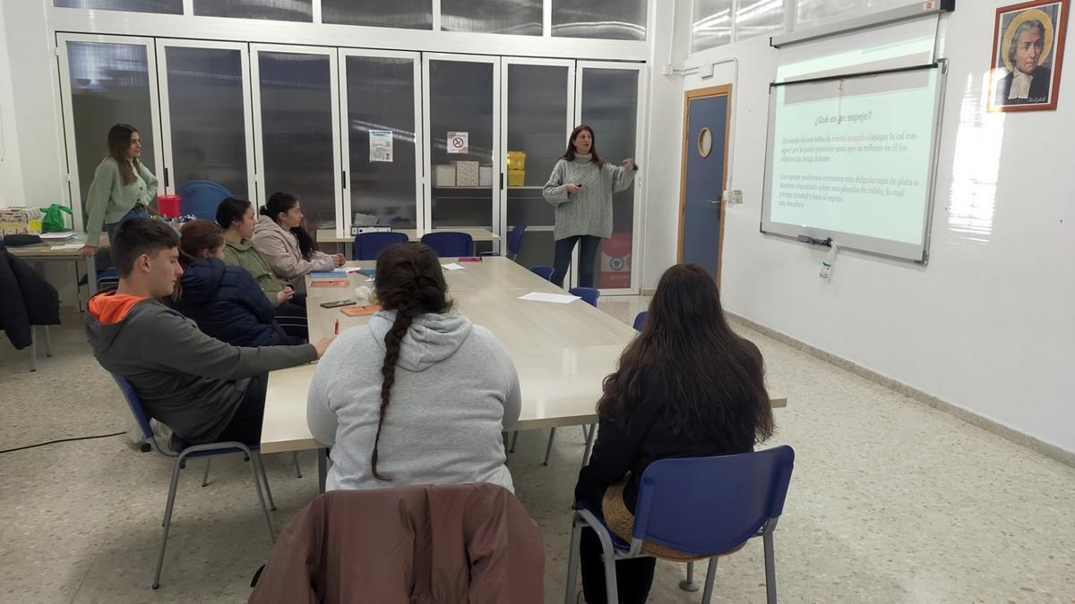 Los jóvenes reciben las acciones formativas.