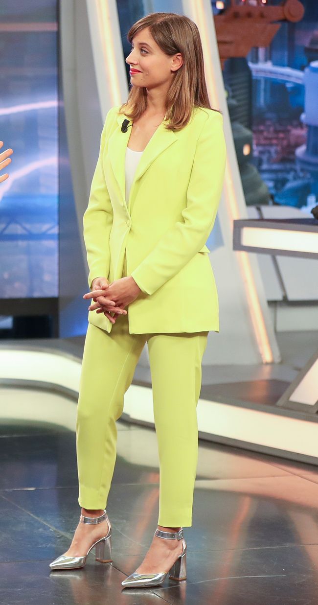 Michelle Jenner con traje de chaqueta amarillo