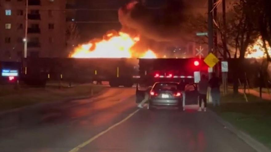 Vídeo: Un tren envuelto en llamas atravesando una ciudad