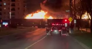 Vídeo: Un tren envuelto en llamas atravesando una ciudad