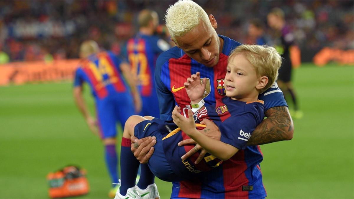 Neymar con Davi Lucca en el Camp Nou