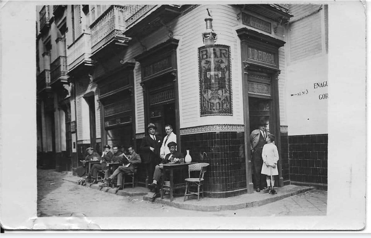 Bar Europa, el negocio del centro de Sevilla con más de 100 años de historia que ha acogido tertulias, cierres y cambios en el barrio de la Alfalfa y que tiene las mejores croquetas de la ciudad