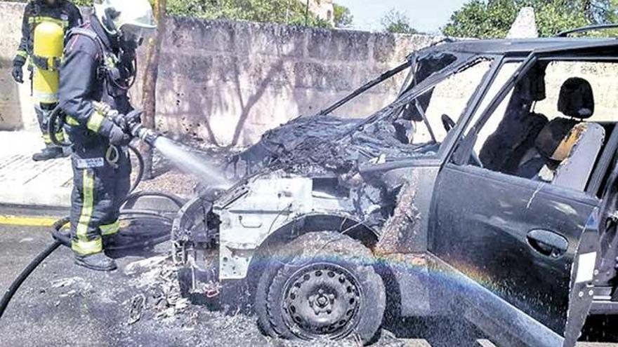 Extinguen un incendio en un coche en Algaida