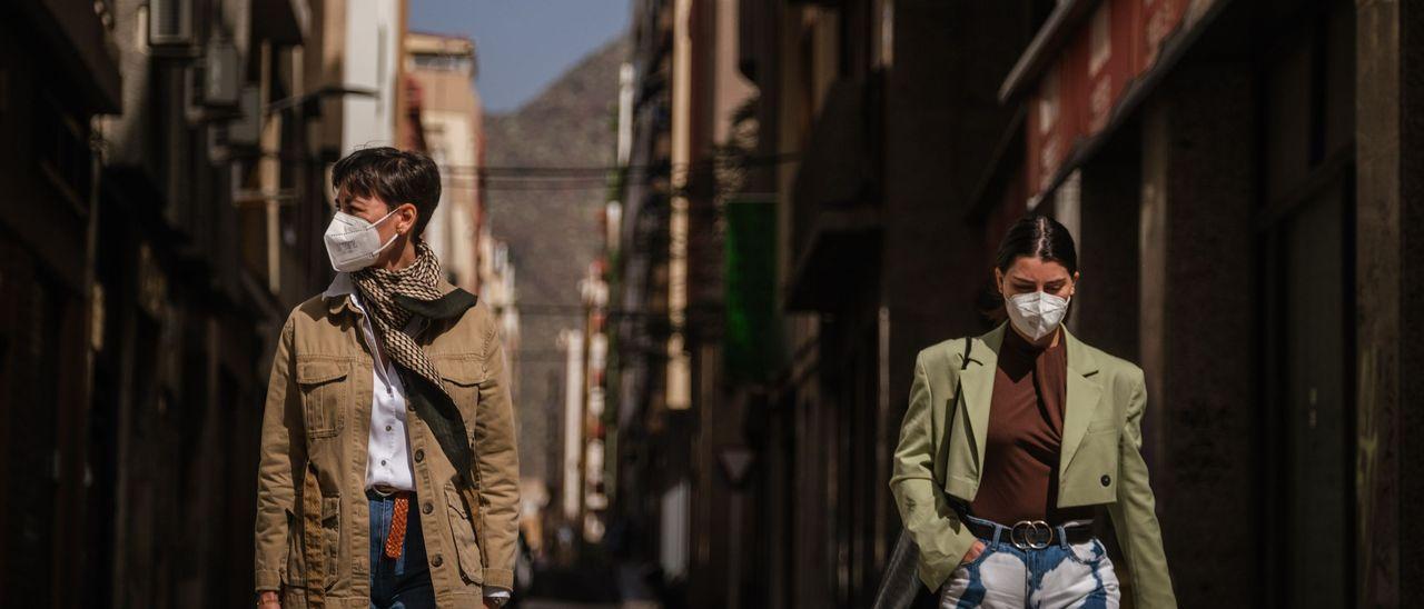 Dos mujeres pasean por una céntrica calle de la capital tinerfeña.