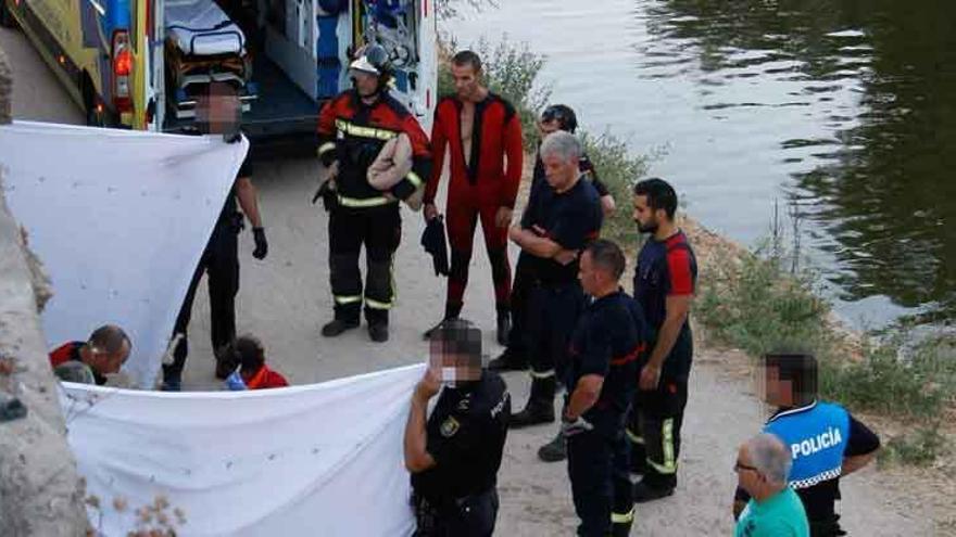 Los servicios sanitarios intentan reanimar al anciano en presencia de bombeos y policías