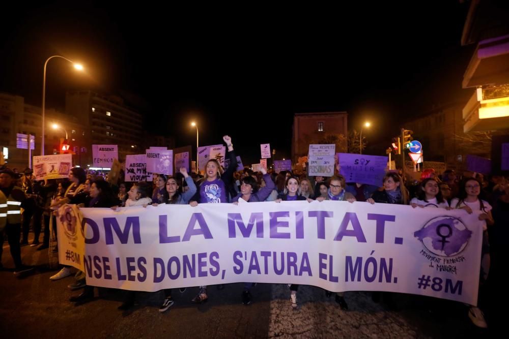 Miles de mujeres se manifiestan en Palma por el 8M