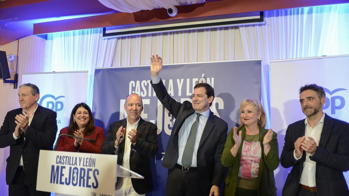 Alfonso Fernández Mañueco, junto al presidente de la Diputación de Zamora, la alcaldesa de Benavente y los candidatos por Zamora.