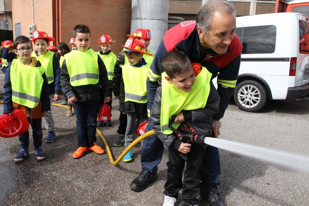 Visita del colegio Fozaneldi a los bomberos.
