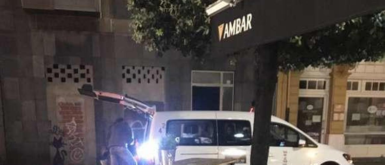 Una pareja de &quot;okupas&quot; del Carmen carga su equipaje en un taxi tras irse del edificio de la plaza del Presi.