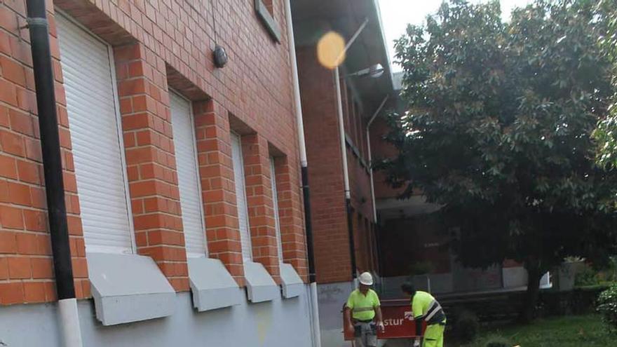 Operarios trabajando en el entorno del colegio de La Ería esta semana.