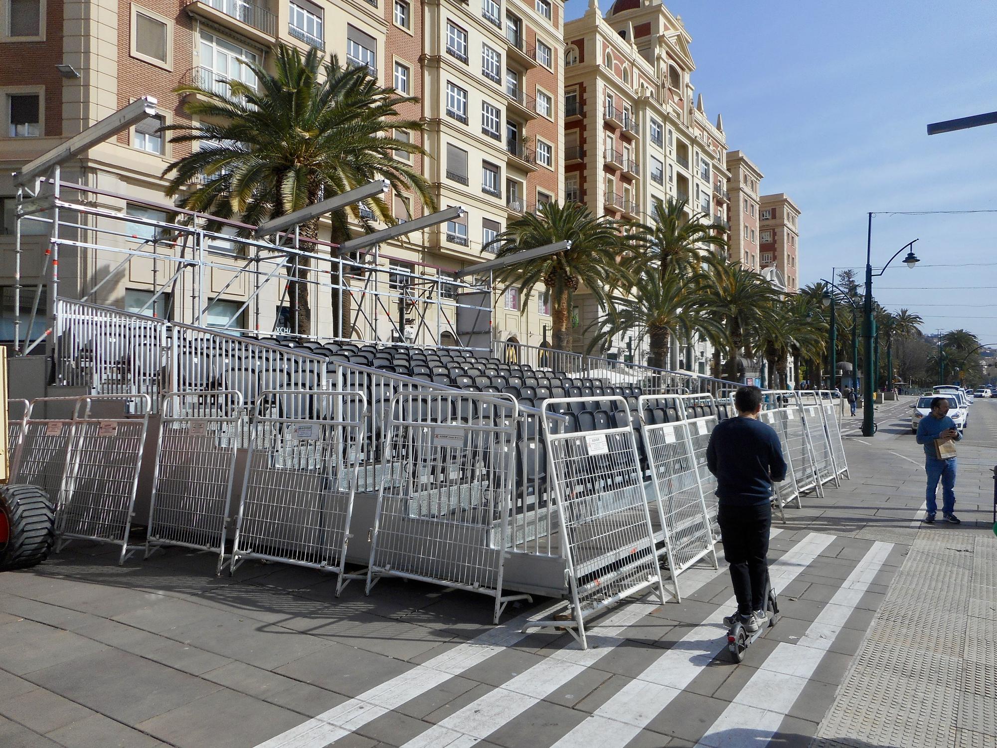 Instalación en la Alameda Principal y la plaza de la Constitución de las tribunas y los palcos para el recorrido oficial de la Semana Santa de Málaga. 