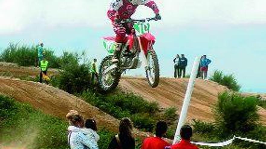 Abel Bernárdez se impone en el Motocross de Monte do Carrio