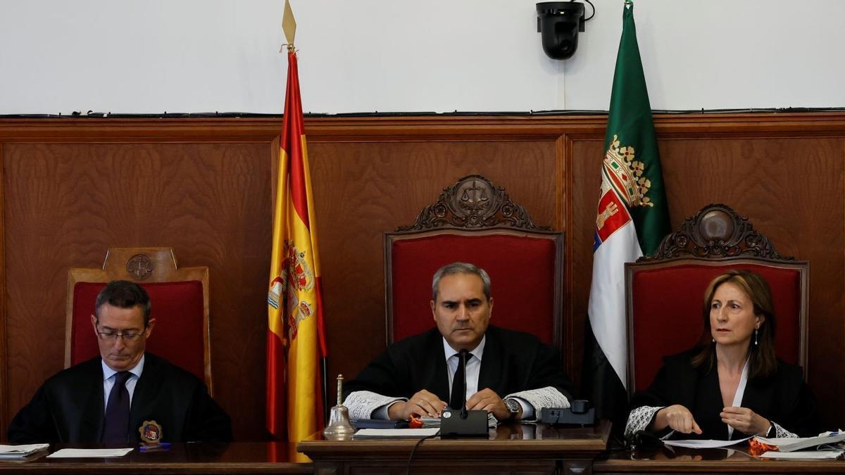 Los magistrados de la Audiencia de Badajoz Emilio Serrano, José Antonio Patrocinio y Dolores Fernández.