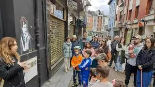 El arte, en femenino y en la calle en Pola de Siero: un recorrido guiado repasa varias obras hechas por mujeres que se pueden contemplar en el casco urbano