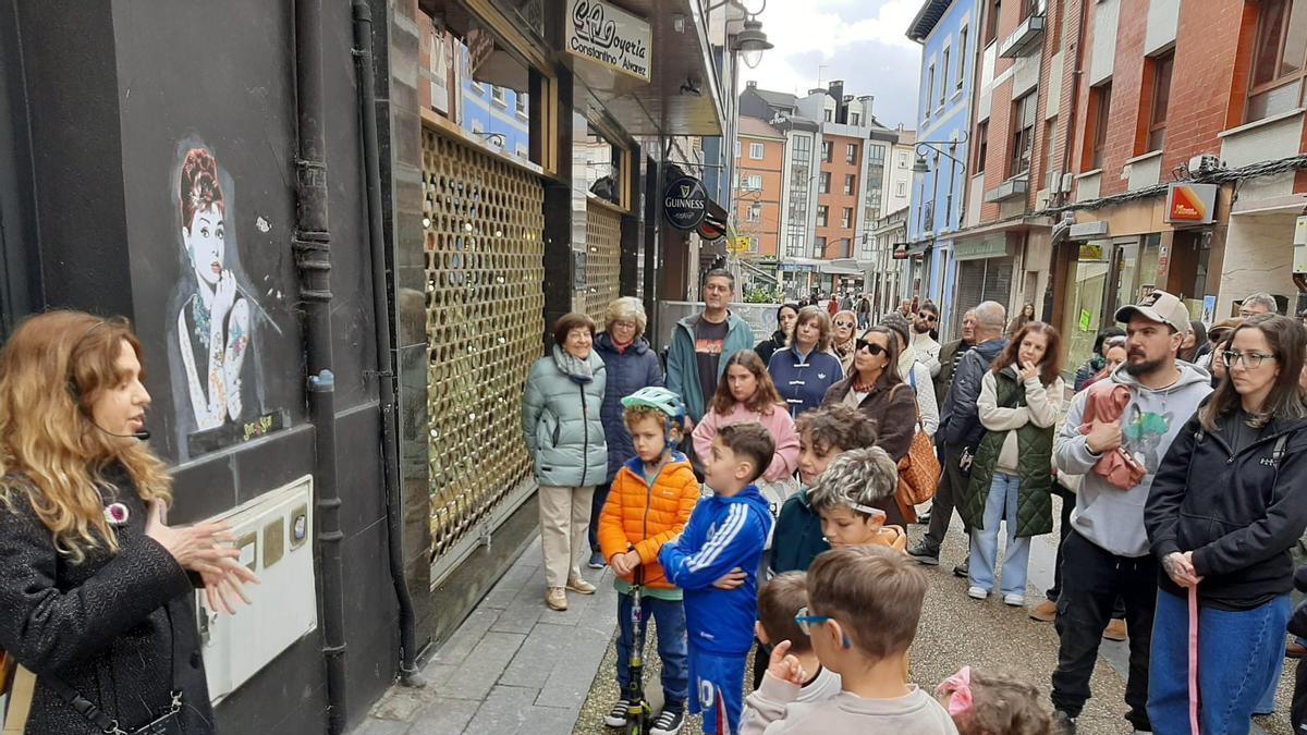 Ruta artística por varias obras en femenino en Pola de Siero