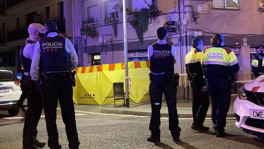 Los Mossos, en el lugar donde un ladrón ha matado de una puñalada a un hombre en Barcelona.