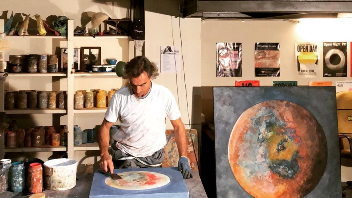 Zvonimir Matich realiza obras plásticas en su estudio.