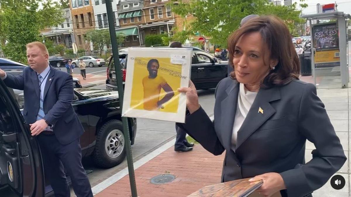 Kamala Harris enseña los vinilos comprados en una tienda de discos de Washington en 2023.