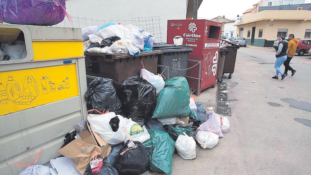 Contenedores de basura sin recoger, por huelga de la empresa concesionaria