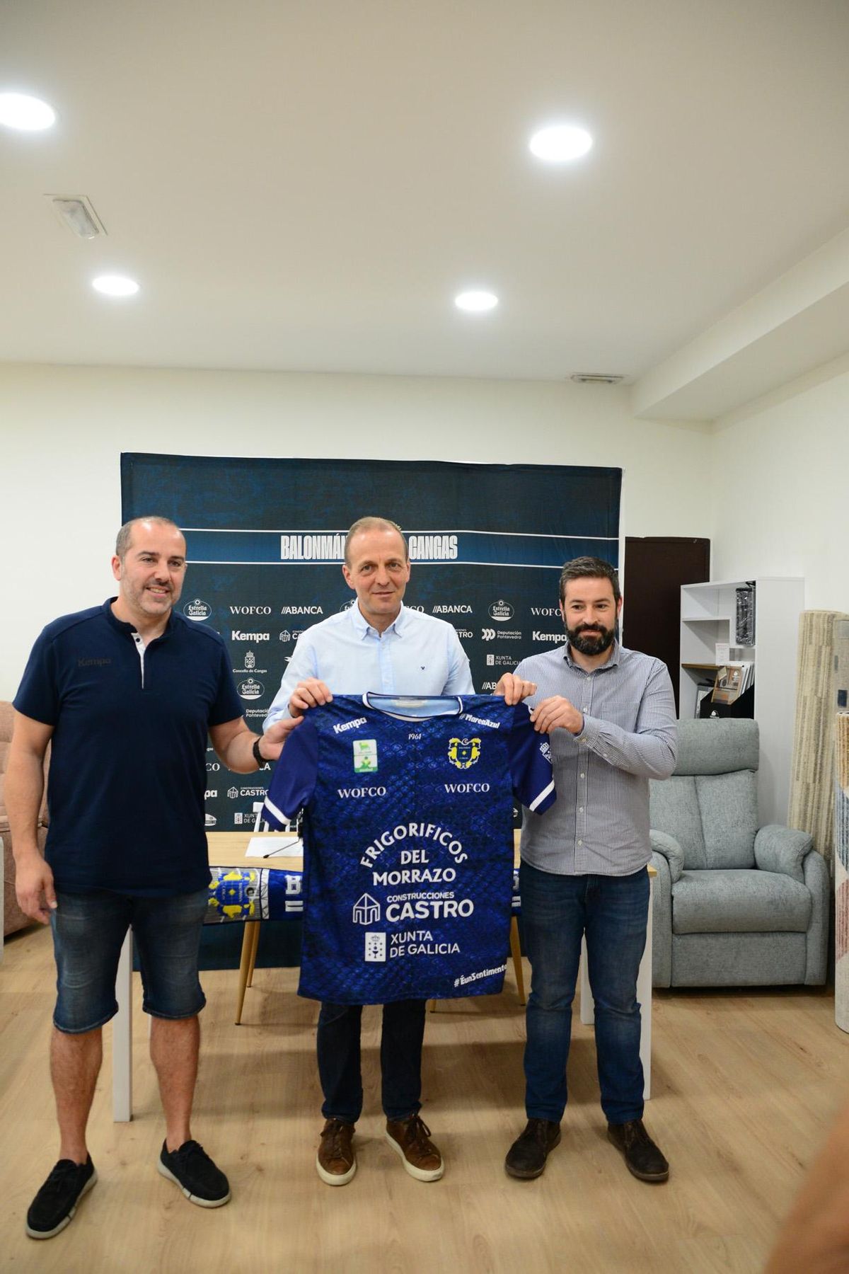 Óscar Fernández, Quique Domínguez y Marcos Rodríguez, del patrocinador Mobelrías La Fe.
