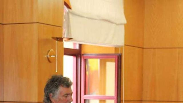 Velasco saliendo del Pleno.