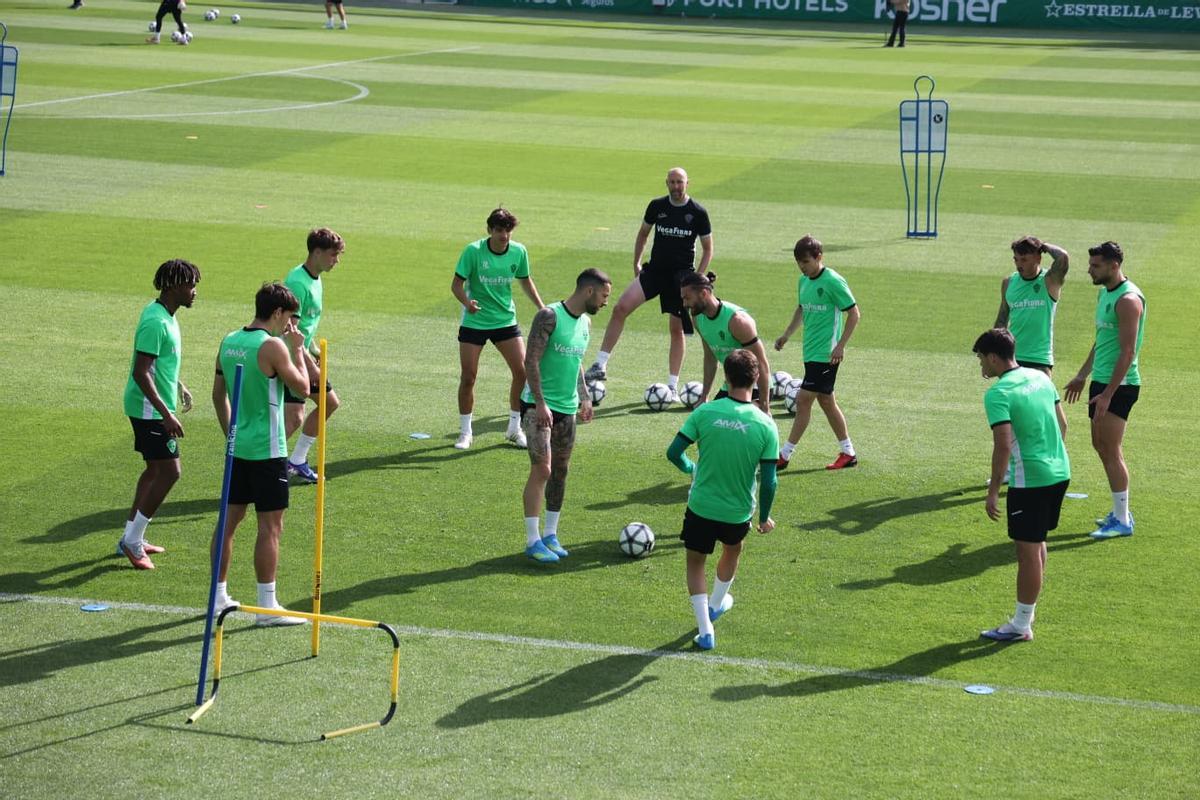 Los jugadores del Elche entrenan en el Martínez Valero