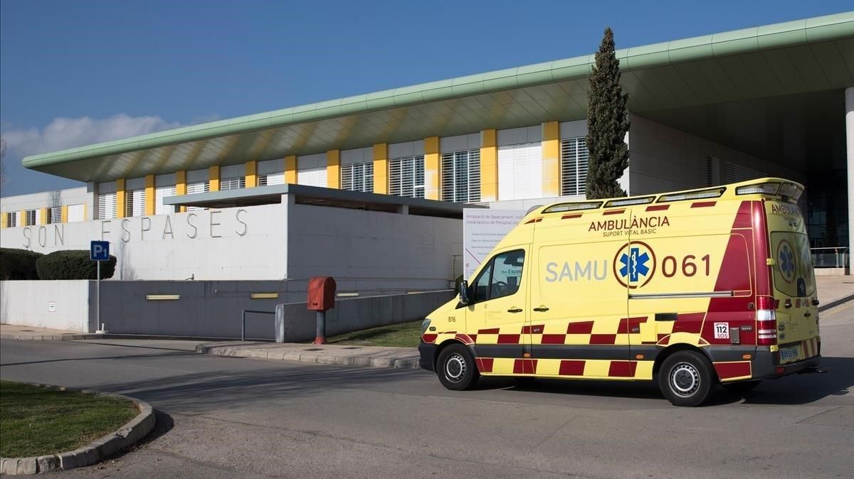 zentauroepp52206712 an ambulance is parked outside the son espases university ho200721165242