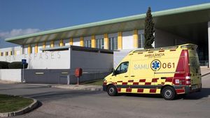 zentauroepp52206712 an ambulance is parked outside the son espases university ho200721165242