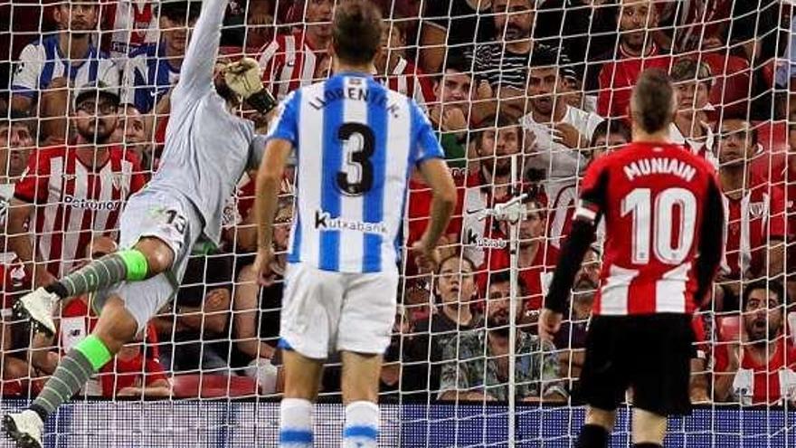 Moyá intenta alcanzar el disparo de Raúl García en el 2-0. // Miguel Toña