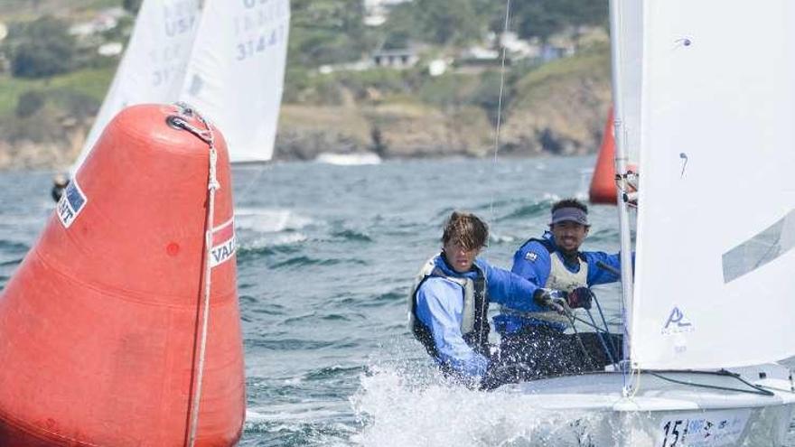 Un barco afronta una maniobra en la jornada de ayer.