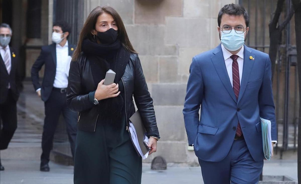 El TSJC suspende cautelarmente el aplazamiento de las elecciones catalanas. En la foto, el vicepresidente de la Generalitat, Pere Aragonès, y la ’consellera’ de Presidència, Meritxell Budó, a su llegada a la reunión semanal del gobierno de la Generalitat en funciones.