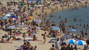 Playa abarrotada en Barcelona