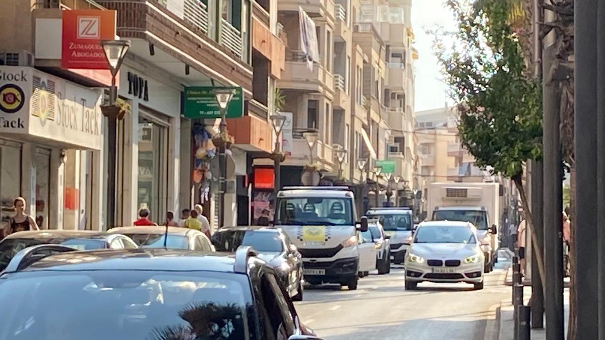 La Policía Local de Torrevieja se emplea a fondo para sancionar a los coches de la calle Ramón Gallud y agilizar el tráfico en el centro