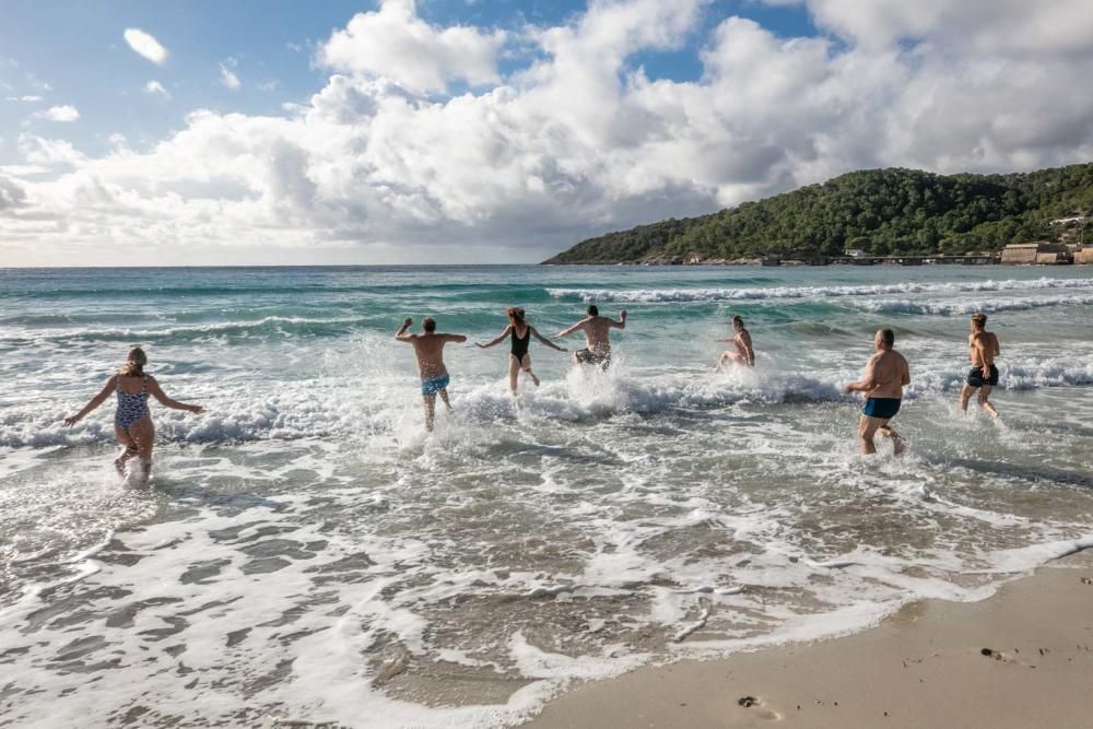 Primer baño del año en ses Salines.