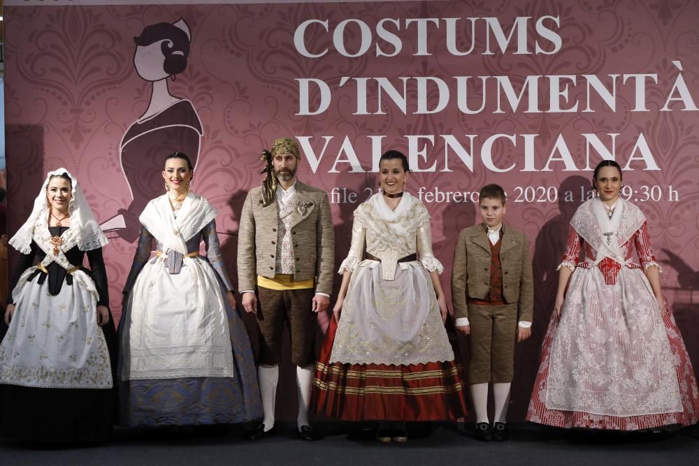 Desfile benéfico de indumentaria valenciana de Albaes en Nuevo Centro