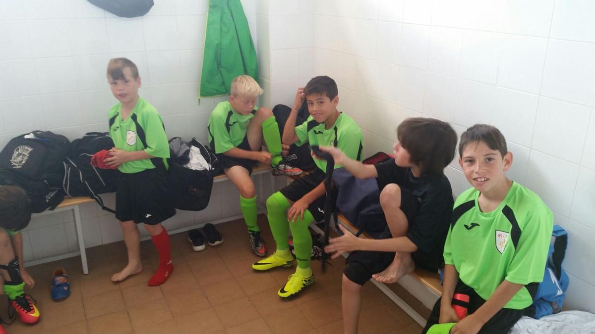Cubarsí, amb vuit nou anys, al vestidor abans d'un partit amb la selecció gironina