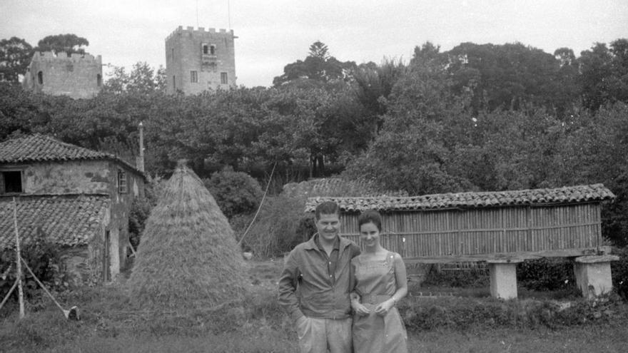Una pareja posa en 1961 frente a la casa original y el antiguo hórreo. | // CARLOS BABÍO