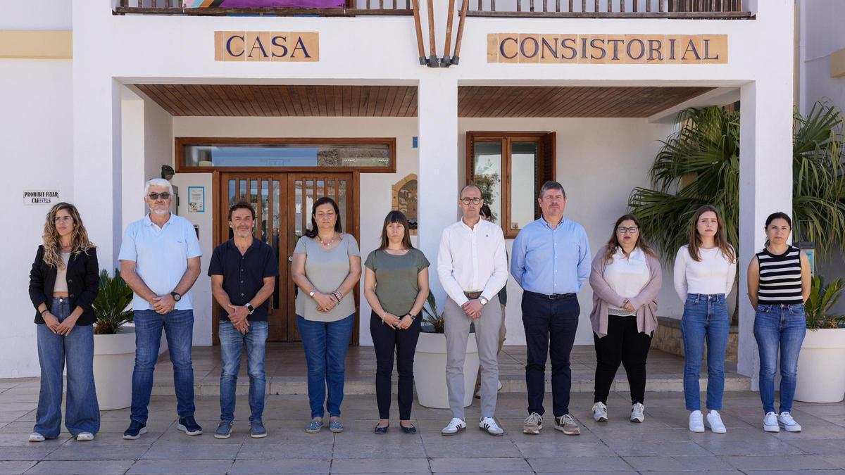 Minuto de silencio frente al Consell de Formentera