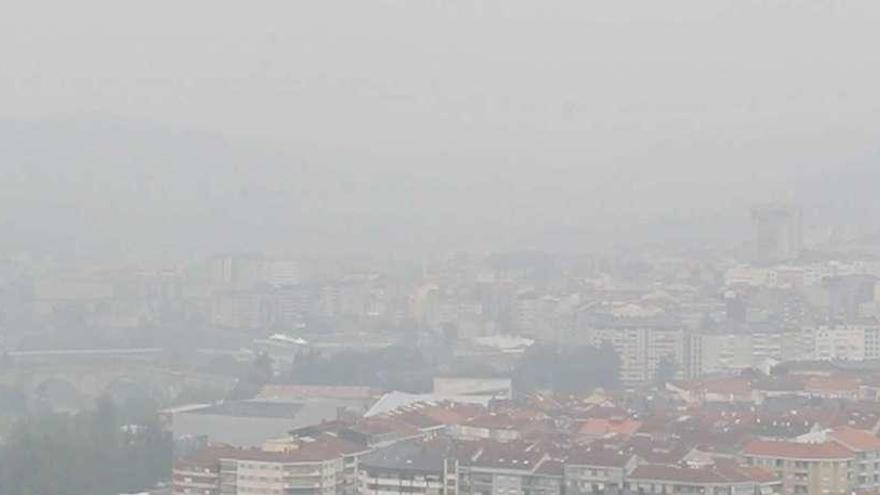 La ciudad de Ourense, apenas visible por la densa humareda, ayer, en una vista desde el seminario. // Jesús Regal