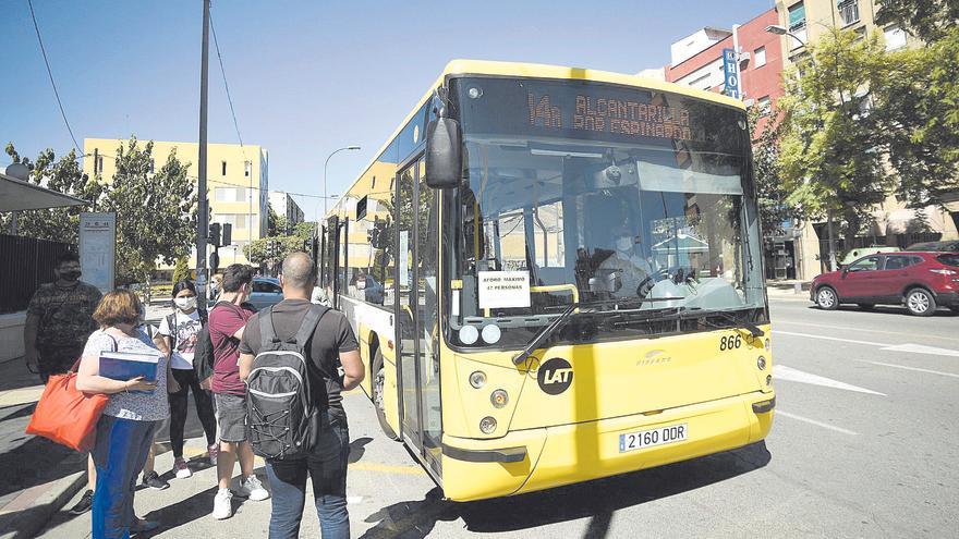 Unos 500 trabajadores de los autobuses se despiden del ERTE