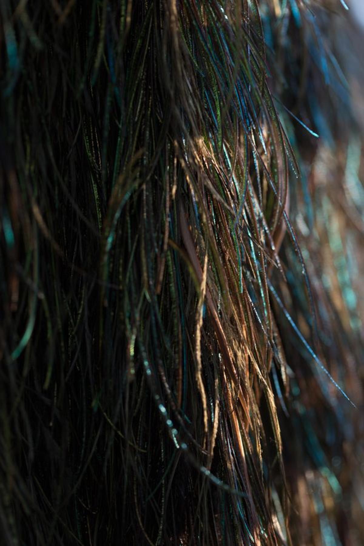 Detalle de las plumas del vestido de Dior Alta Costura de Haley Bennett