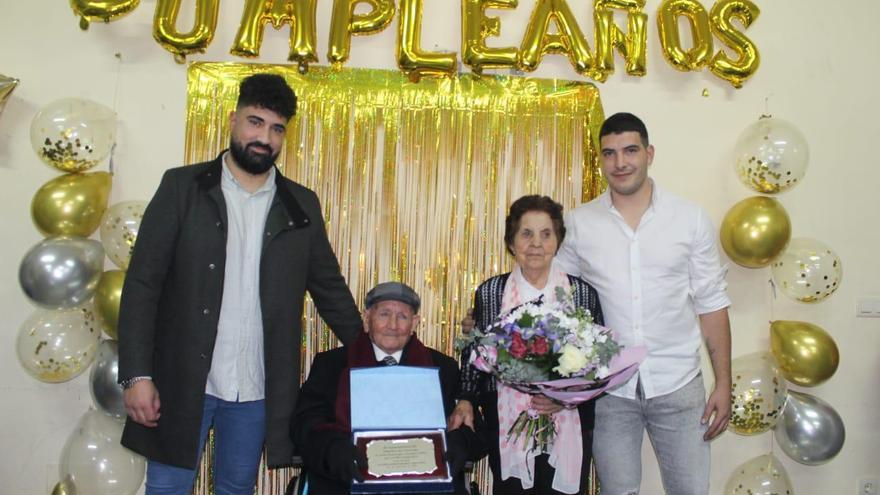 Olmillos de Valverde se vuelca con su barbero centenario