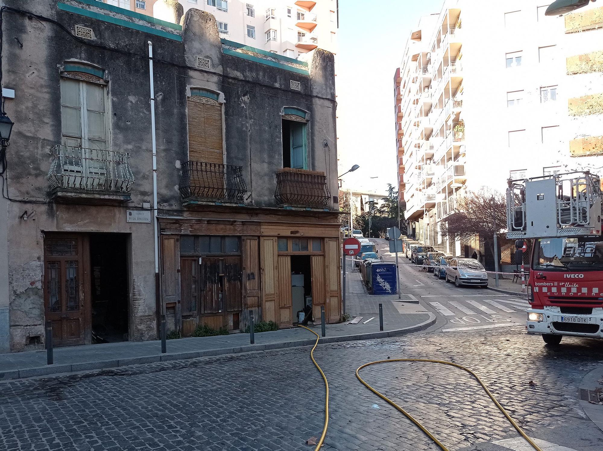 Rescaten del balcó un veí i els seus gossos en un incendi a Figueres