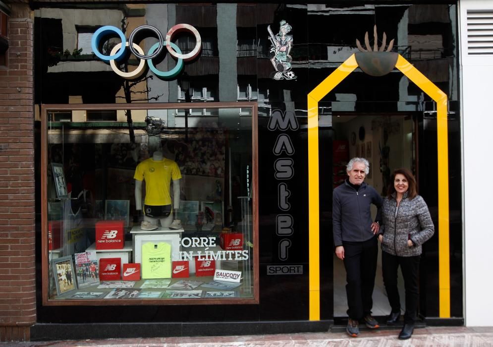 Paco Master y su mujer, de Master Sport, echan el cierre de la tienda