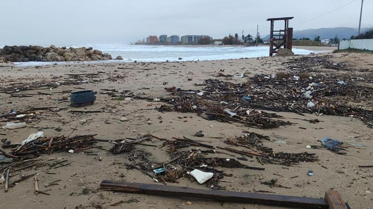 Cullera refuerza de nuevo sus defensas costeras tras más de 24 horas de fuerte temporal marítimo